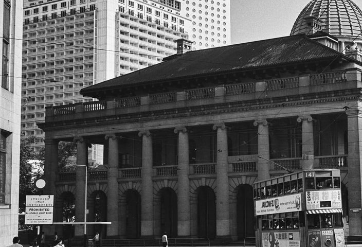 中環舊最高法院與電車 1974 舊香港照片掛畫｜局部細節 2 — Old Hong Kong photo, Old Supreme Court and tram, Central, 1974, detail crop 2