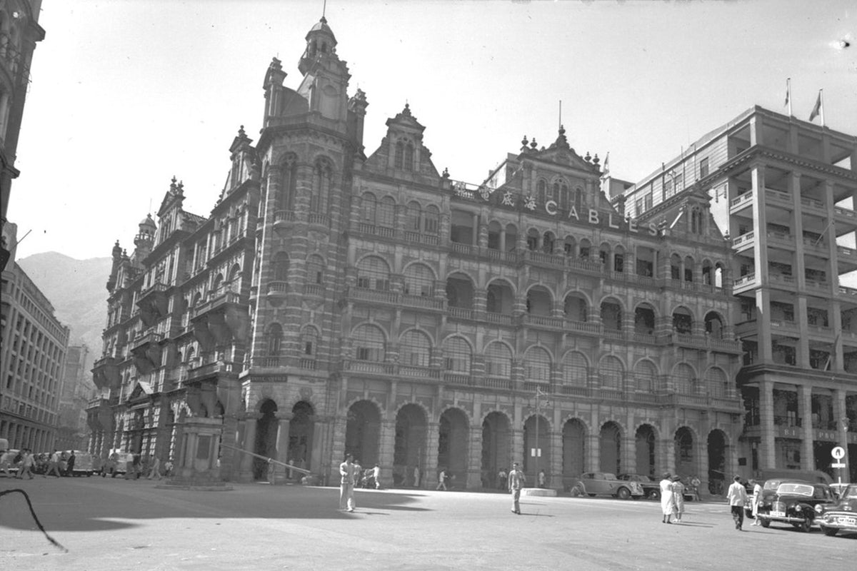 中環海旁拱廊大樓 1952 舊香港照片掛畫｜淨印原圖（無框） — Old Hong Kong photo, Waterfront arcade building, Central, 1952, unframed print