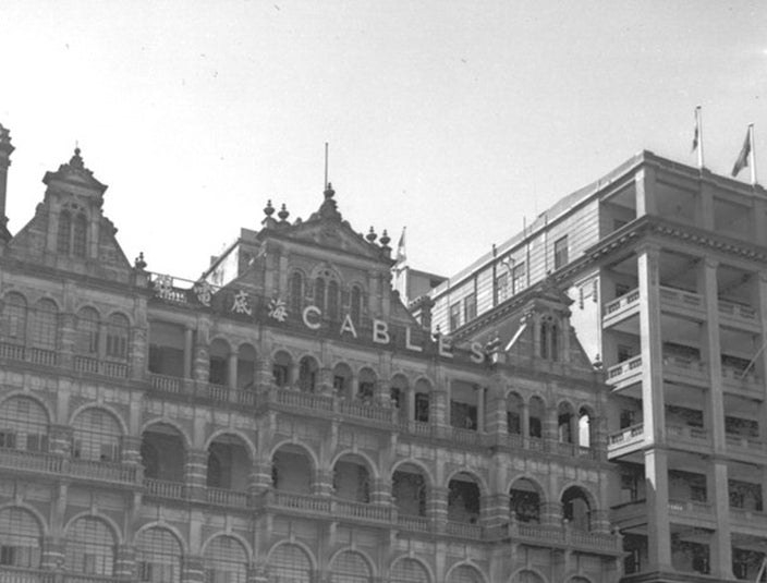 中環海旁拱廊大樓 1952 舊香港照片掛畫｜局部細節 1 — Old Hong Kong photo, Waterfront arcade building, Central, 1952, detail crop 1