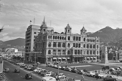 中環愛丁堡廣場泊車場 1961 舊香港照片掛畫｜局部細節 2 — Old Hong Kong photo, Edinburgh Place car park, Central, 1961, detail crop 2