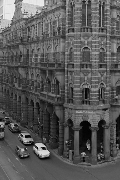 中環舊郵政總局 1976 舊香港照片掛畫｜局部細節 2 — Old Hong Kong photo, Old General Post Office, Central, 1976, detail crop 2