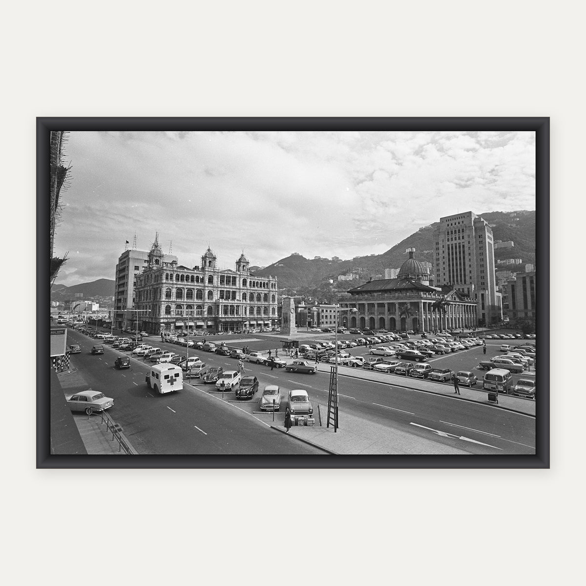 中環愛丁堡廣場泊車場 1961 舊香港照片掛畫｜黑框合成示意 — Old Hong Kong photo, Edinburgh Place car park, Central, 1961, black frame mockup