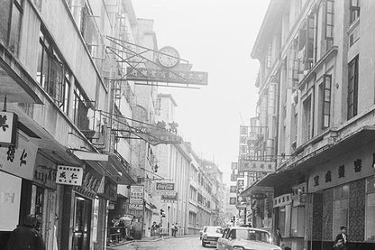 中環雨後街景 1969 舊香港照片掛畫｜局部細節 1 — Old Hong Kong photo, Central after the rain, 1969, detail crop 1