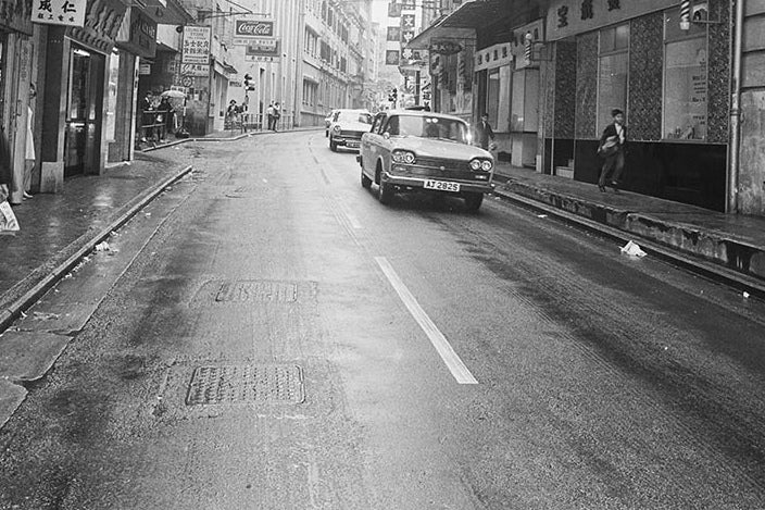 中環雨後街景 1969 舊香港照片掛畫｜局部細節 2 — Old Hong Kong photo, Central after the rain, 1969, detail crop 2