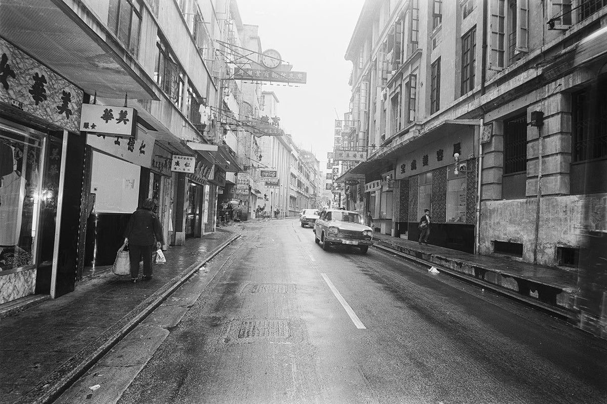 中環雨後街景 1969 舊香港照片掛畫｜淨印原圖（無框） — Old Hong Kong photo, Central after the rain, 1969, unframed print
