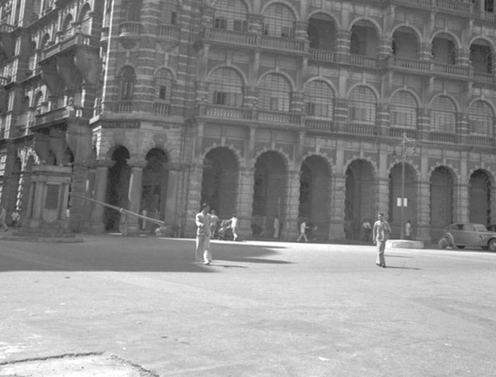 中環海旁拱廊大樓 1952 舊香港照片掛畫｜局部細節 2 — Old Hong Kong photo, Waterfront arcade building, Central, 1952, detail crop 2