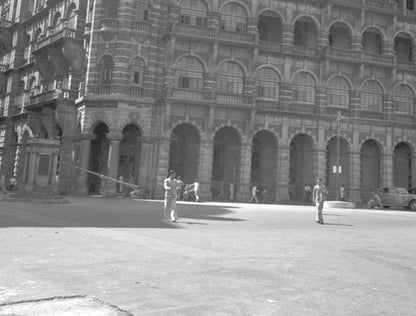 中環海旁拱廊大樓 1952 舊香港照片掛畫｜局部細節 2 — Old Hong Kong photo, Waterfront arcade building, Central, 1952, detail crop 2
