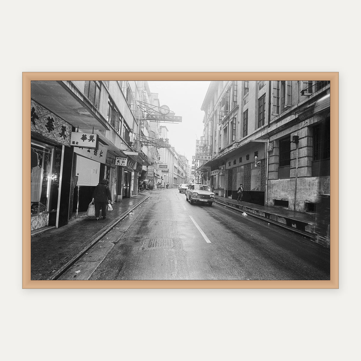 中環雨後街景 1969 舊香港照片掛畫｜原木框合成示意 — Old Hong Kong photo, Central after the rain, 1969, natural wood frame mockup