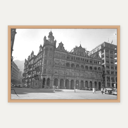 中環海旁拱廊大樓 1952 舊香港照片掛畫｜原木框合成示意 — Old Hong Kong photo, Waterfront arcade building, Central, 1952, natural wood frame mockup